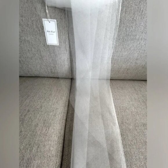 Elegant Cathedral Length Sheer Wedding Veil - Picture 3 of 7